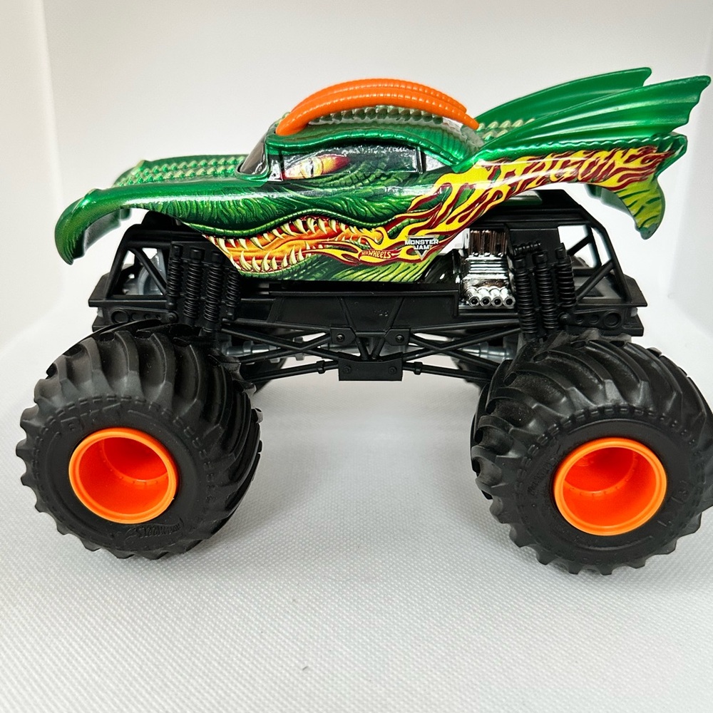 Hot Wheels Monster Jam Truck Mattel DRAGON Green Truck Die-Cast Vehicle 1:64